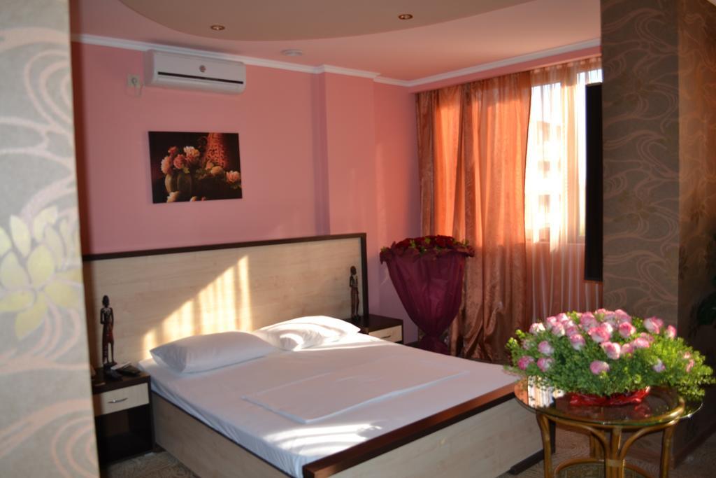 يريفان New Baxos Hotel الغرفة الصورة