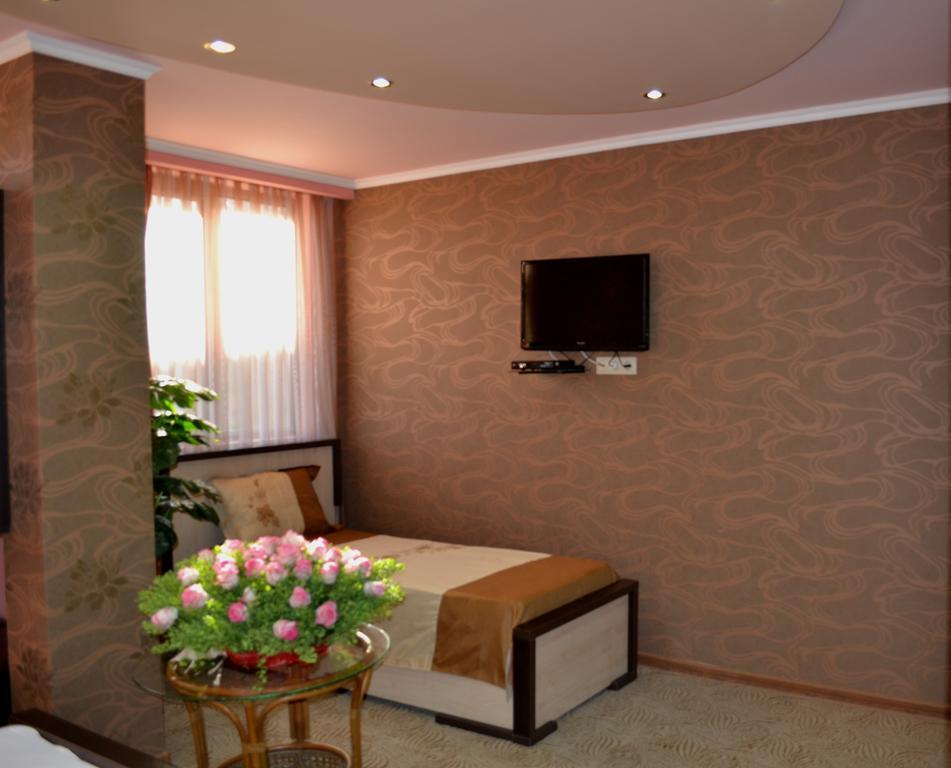 يريفان New Baxos Hotel الغرفة الصورة